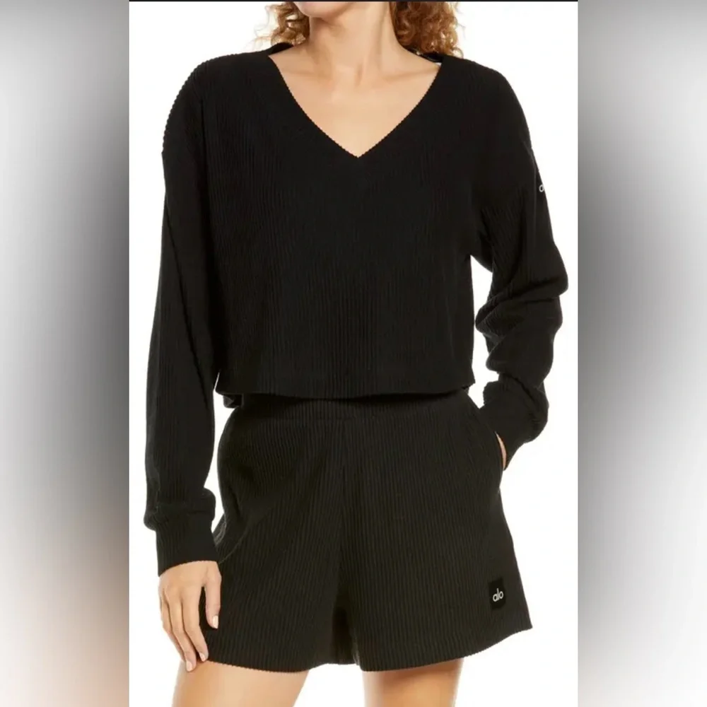 Alo Yoga Muse ribbed Set shorts and Sweater